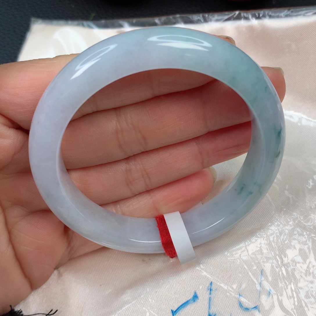 翡翠手镯未镶嵌…………..