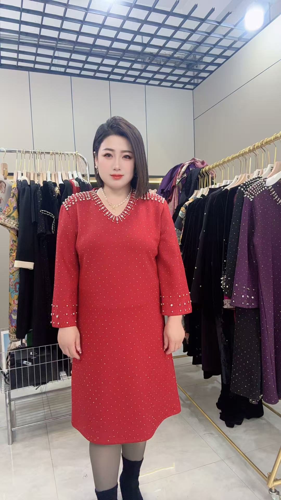 2025冬季时尚高端V领钉钻气质款遮肉连衣裙女