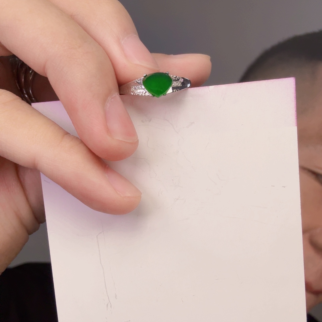 翡翠未镶嵌颈饰一件