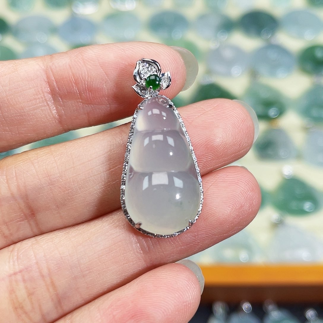 翡翠颈饰18K金镶嵌吊坠