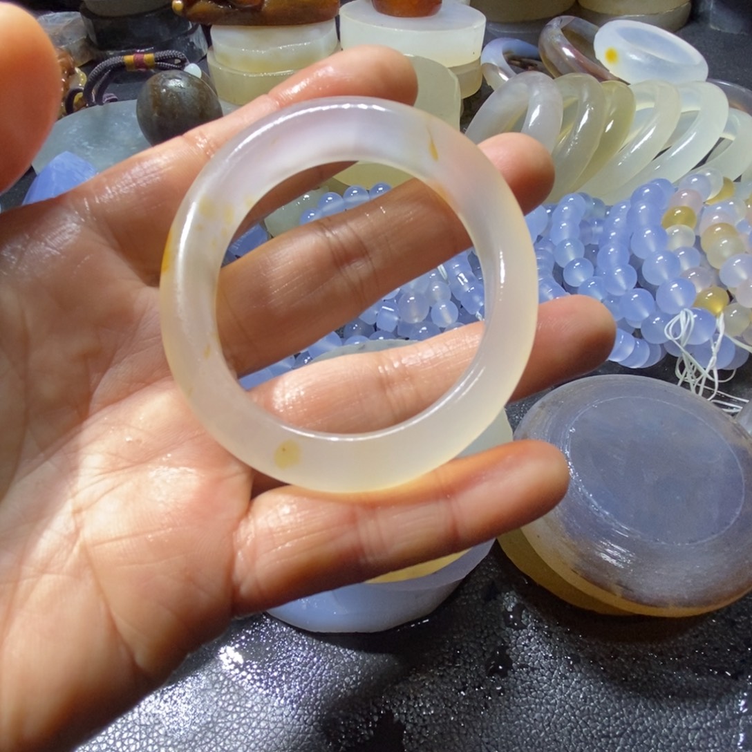 玛瑙/玉髓未镶嵌手镯（贵妃镯）