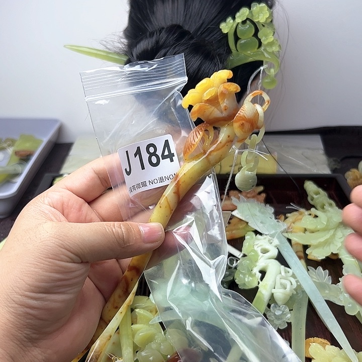 蛇纹石玉发饰合金；*