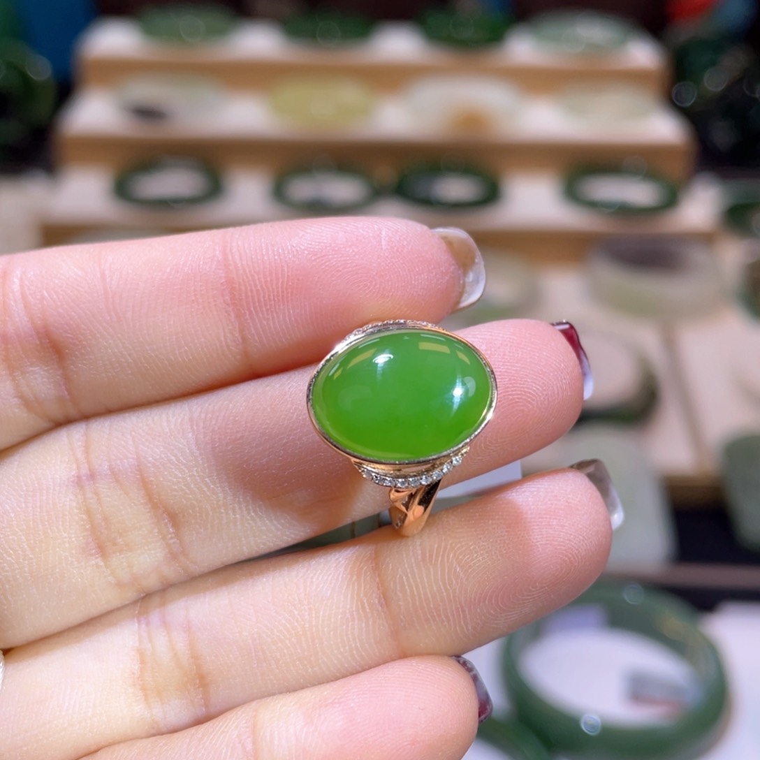 和田玉高品18Ｋ果绿戒指18K金镶嵌