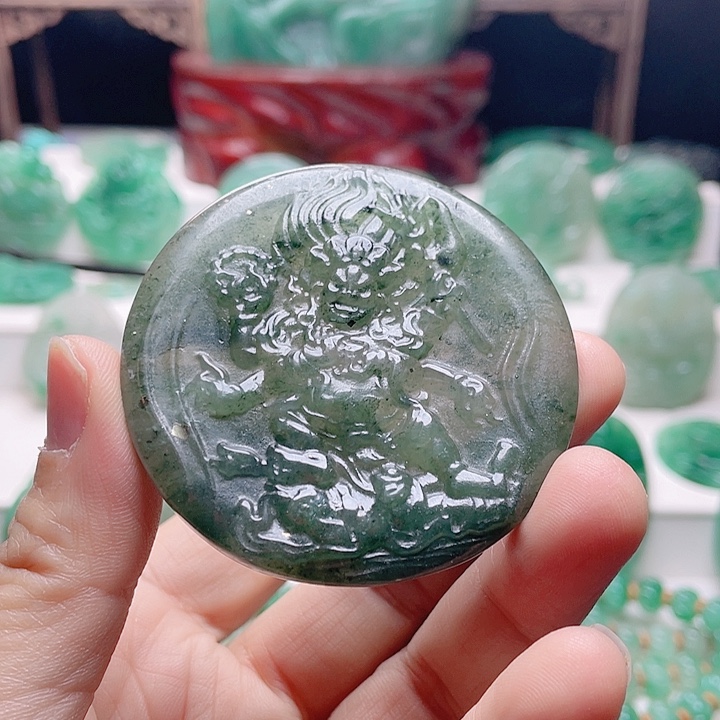 乔***巴石英质玉未镶嵌颈饰