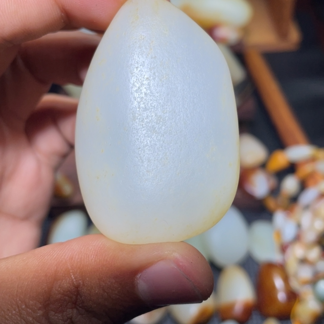 和田玉颈饰未镶嵌66.4克原籽无修