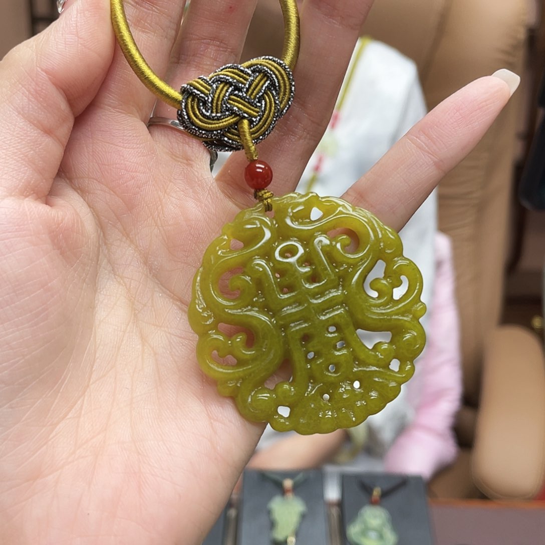 蛇纹石玉颈饰未镶嵌