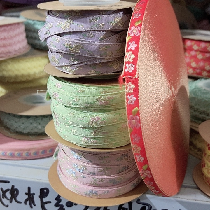 1的敦煌刺绣粉绿紫各25码，大红绿叶子刺绣50码