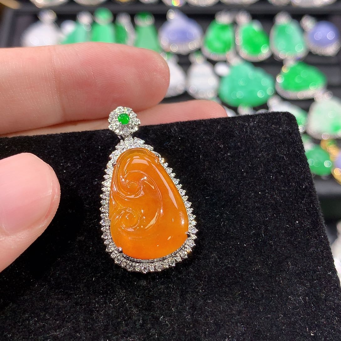 翡翠18K金镶嵌颈饰