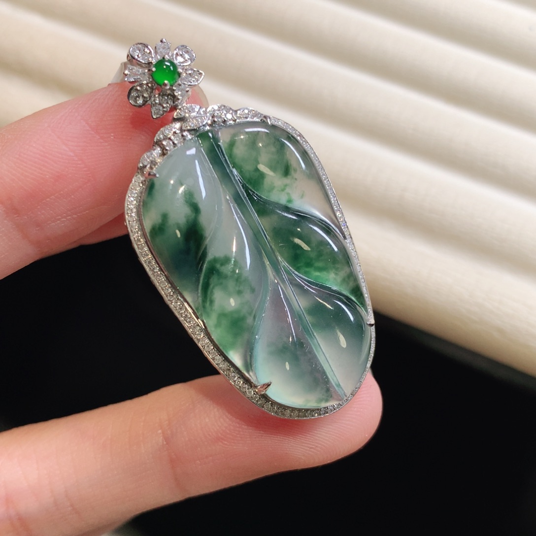 翡翠颈饰18K金镶嵌叶子