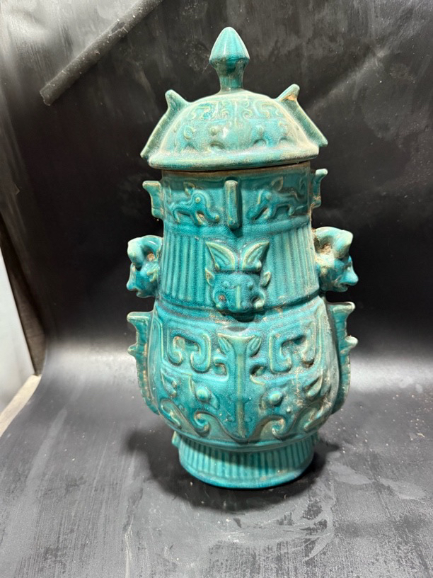 柴窑饕餮兽纹青釉尊