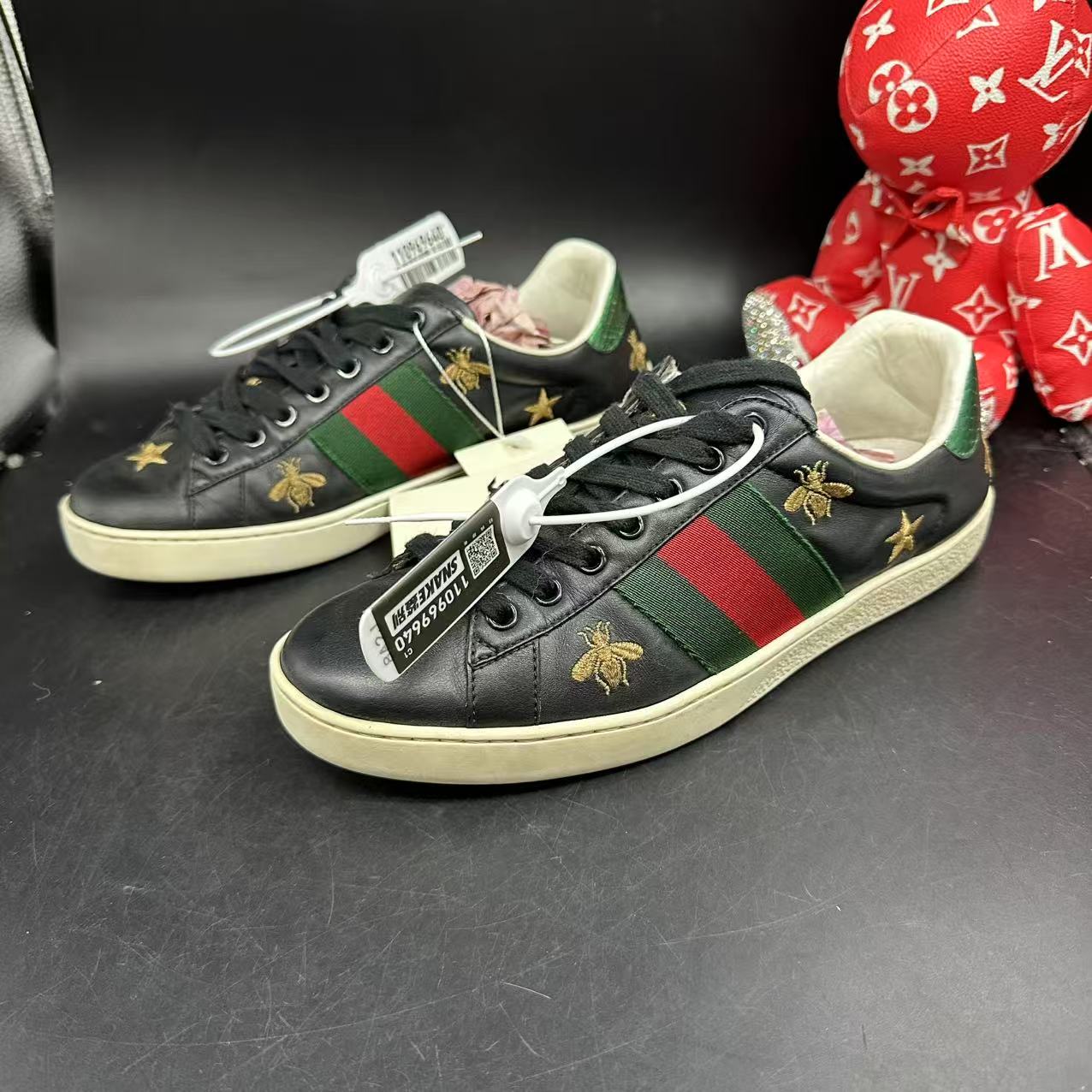 95新 GUCCI/古驰 【AO福利】39.5欧码 男士百搭黑烫金蜜蜂板鞋bd052