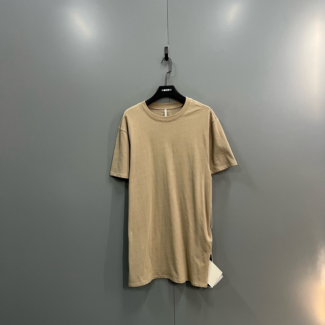 95新  （bb）121 ESSENTIALS 棕色贴标logo短袖 L码/瑕疵