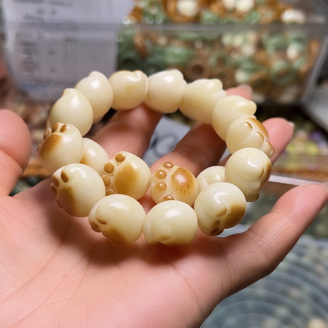 白玉菩提吊坠瑕疵17炭烧大猫爪一条