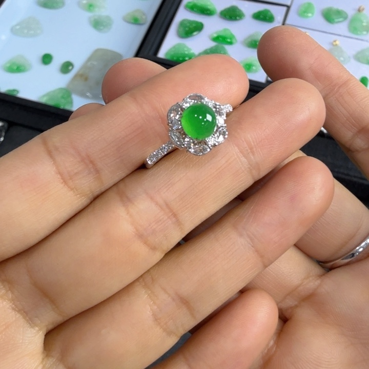 翡翠颈饰18K金镶嵌绿蛋