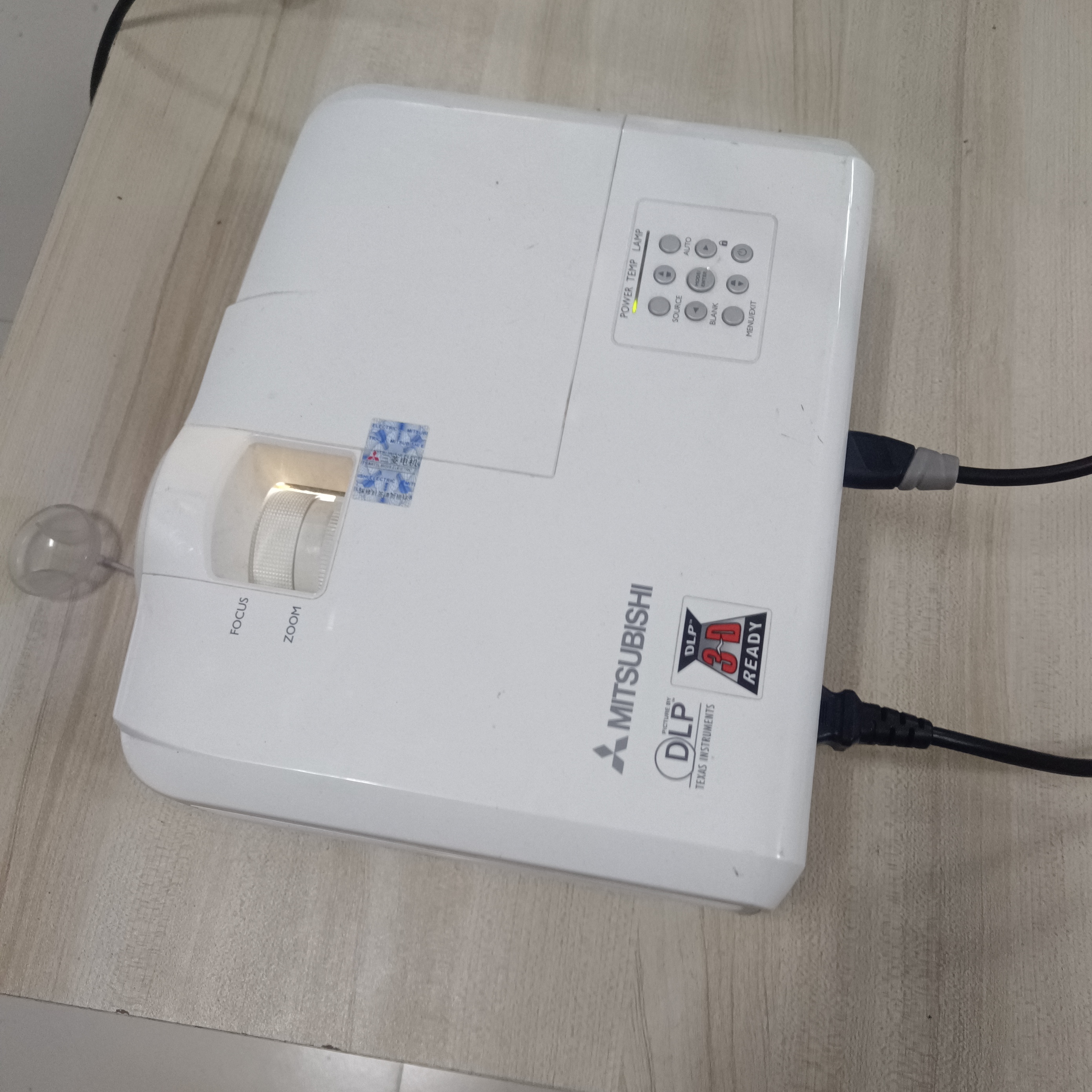 9新  二手三菱投影仪运费自理