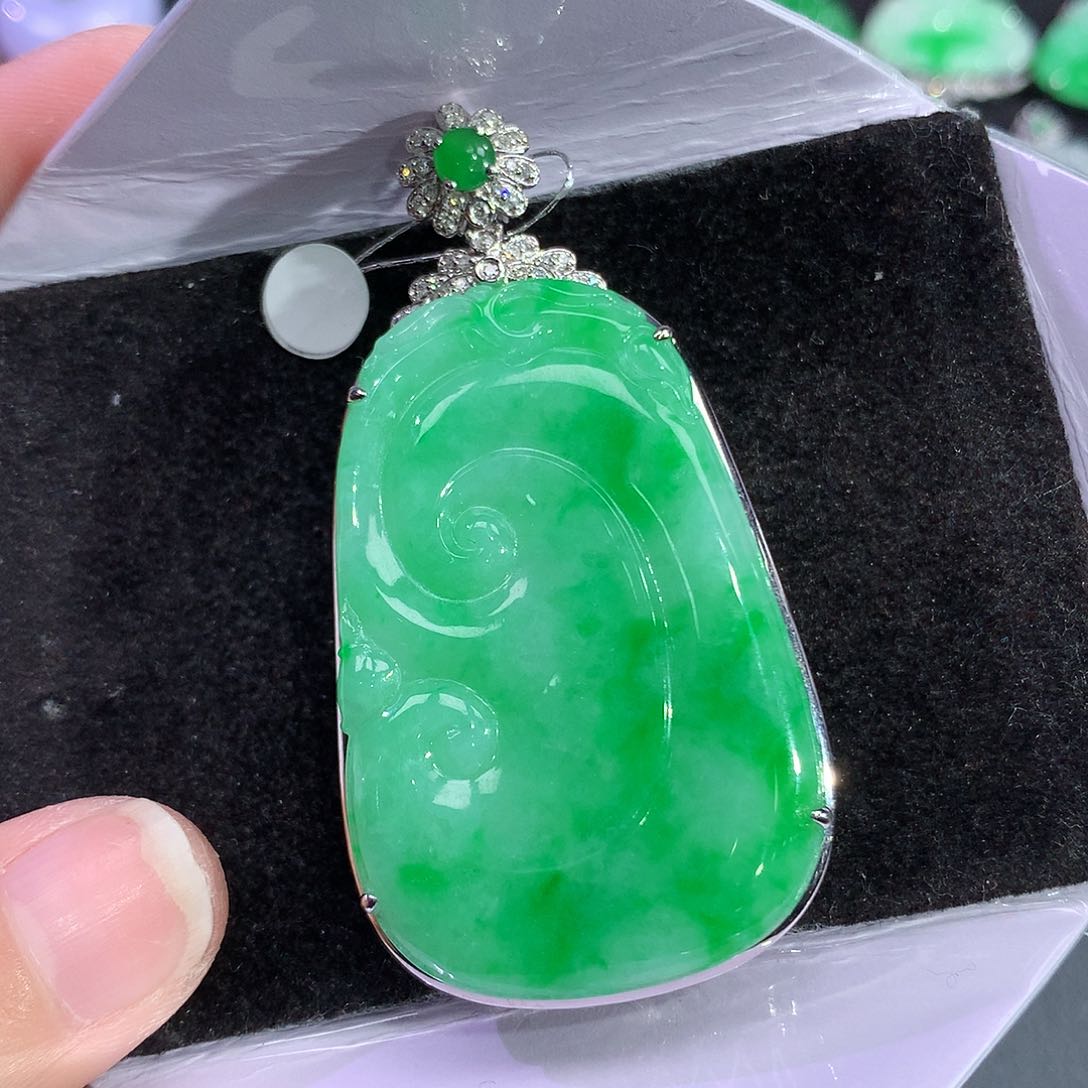 翡翠吊坠(赠链)18K金镶嵌