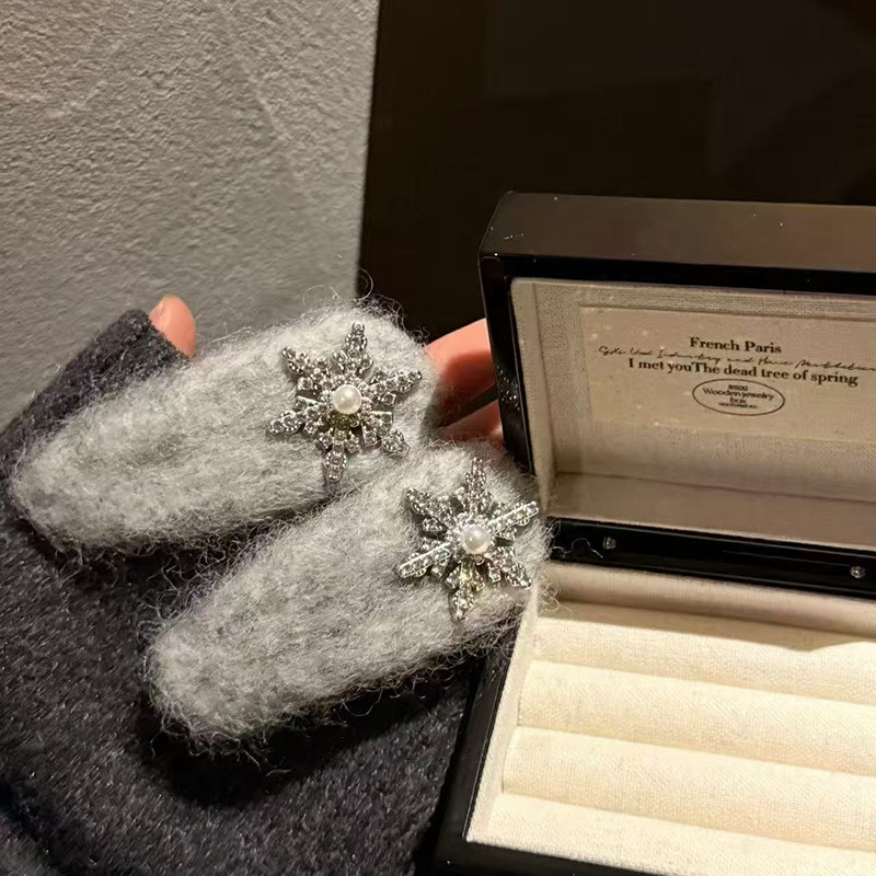 高级质感灰色毛绒绒雪花发夹秋冬氛围感刘海侧边夹碎发鸭嘴夹发饰