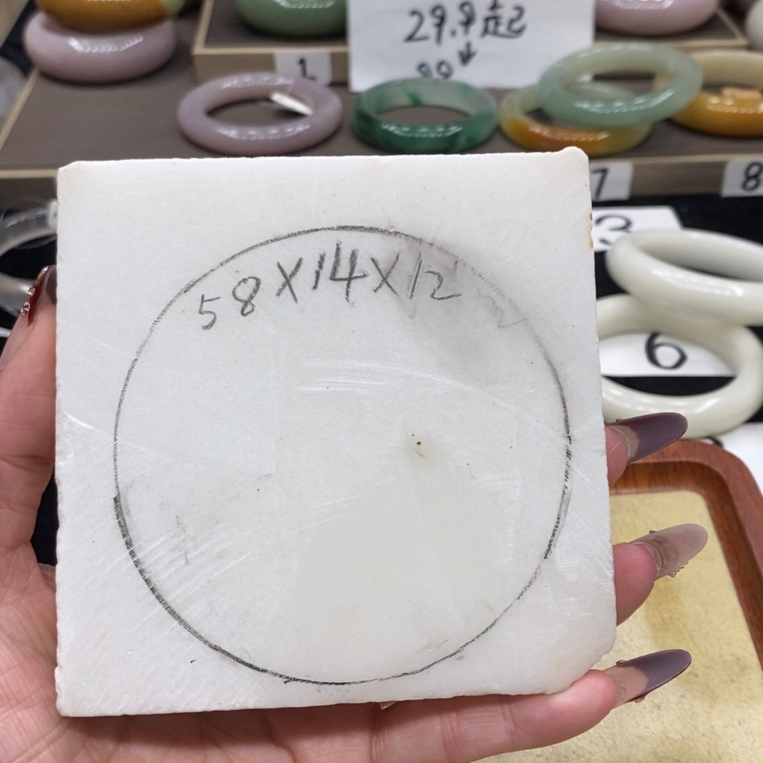 ****噜石英岩玉未镶嵌手镯