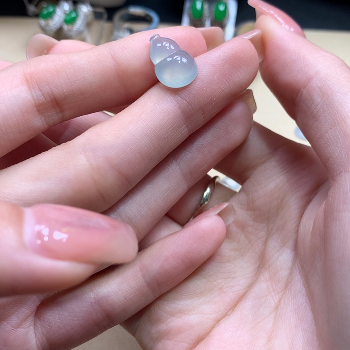 翡翠未镶嵌颈饰葫芦