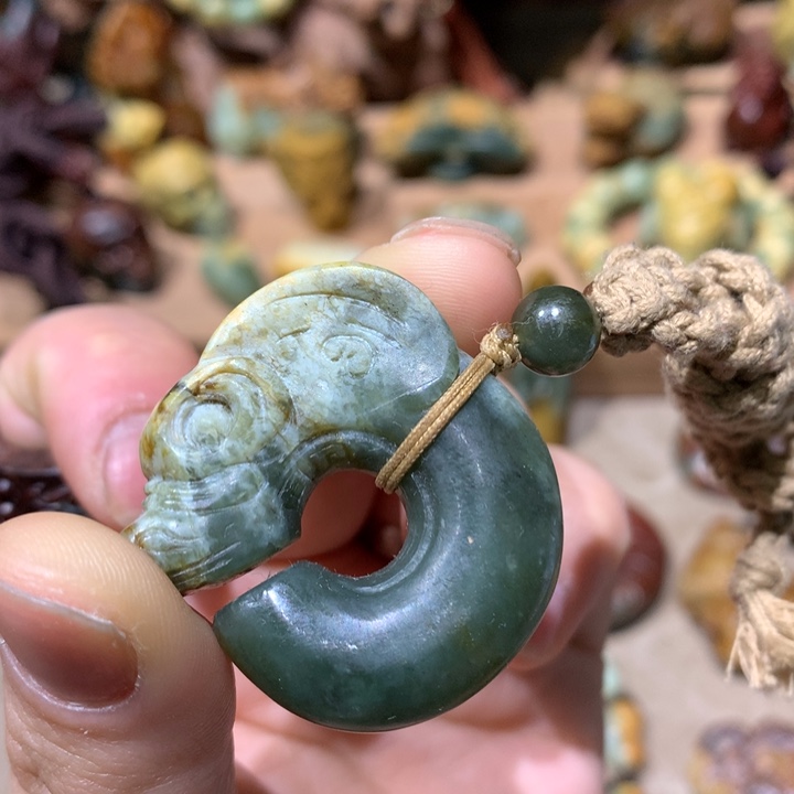 未镶嵌岫岩河磨玉（透闪石质玉）挂件