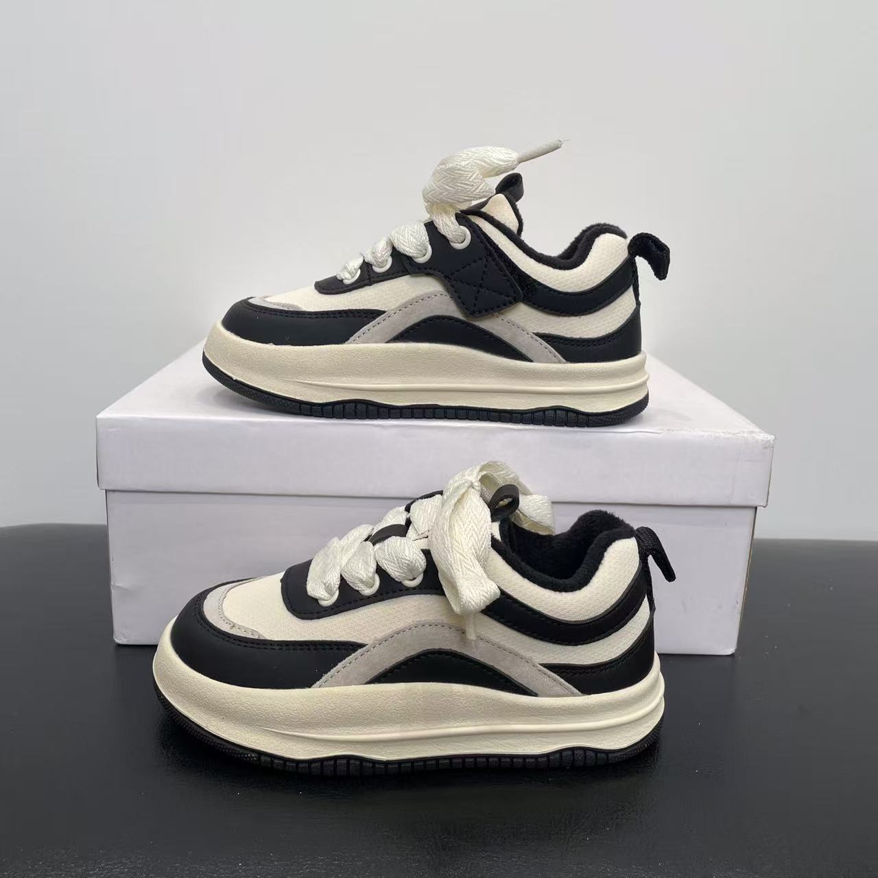 秋冬加绒儿童板鞋黑米杏色 2012卓系