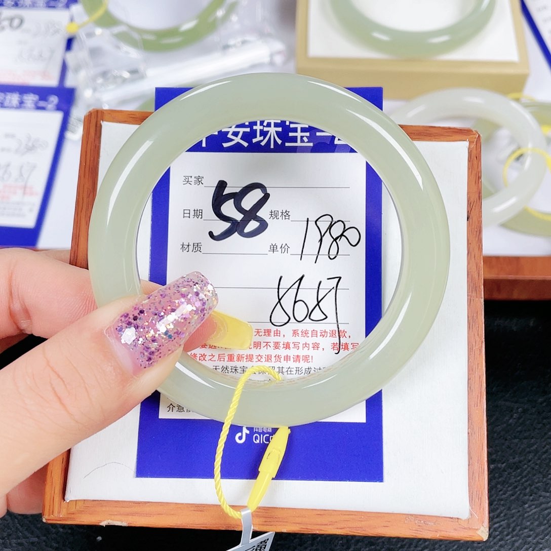 和田玉未镶嵌手镯