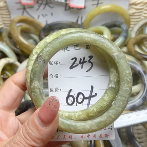 岫岩老玉（透闪石质玉）手镯未镶嵌