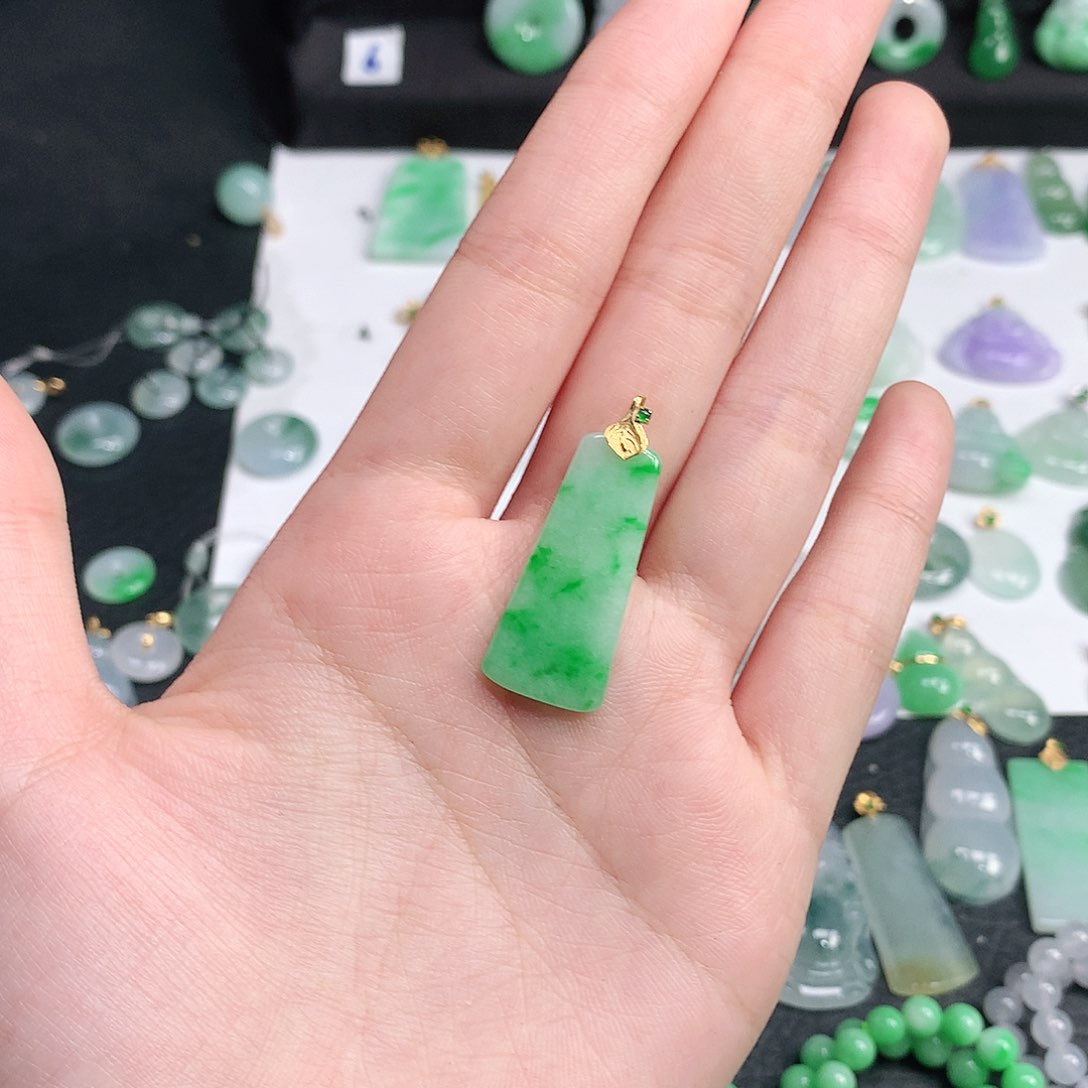 翡翠颈饰未镶嵌翡翠