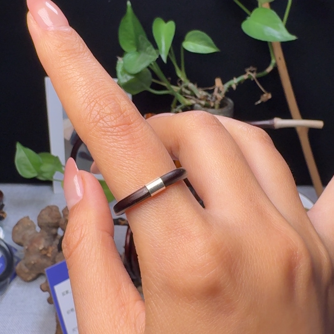 早***吃藤类无事牌鸡血藤戒指