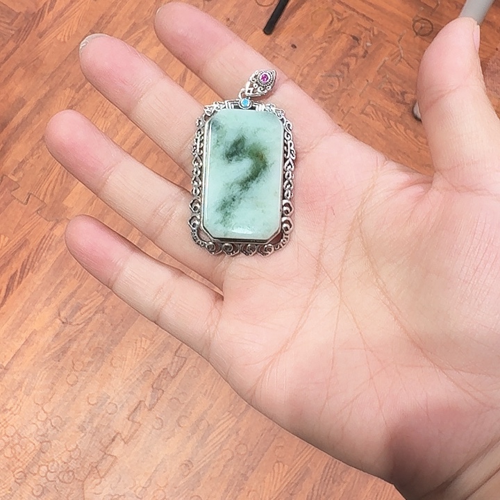 大***贵岫玉未镶嵌颈饰吊坠