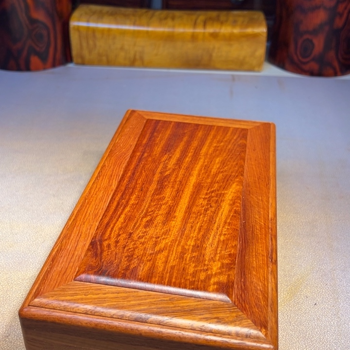 一***白机关盒。                