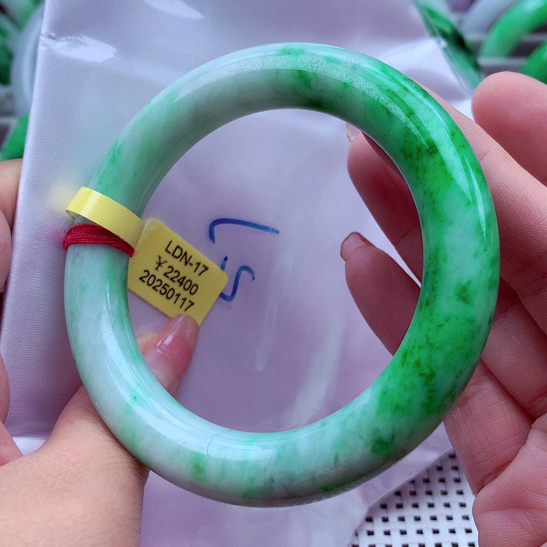 翡翠手镯未镶嵌翡翠