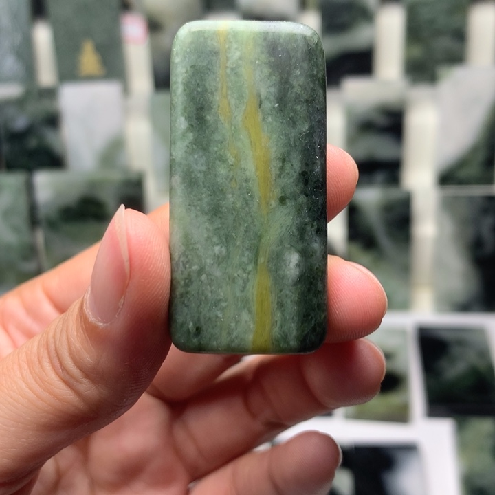 独山玉未镶嵌颈饰