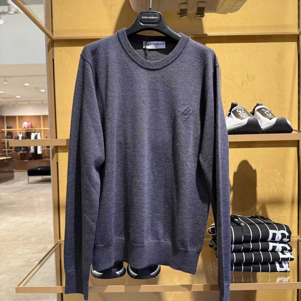 【CC在欧洲】D....G 1号折扣店 灰色圆领刺绣毛衣