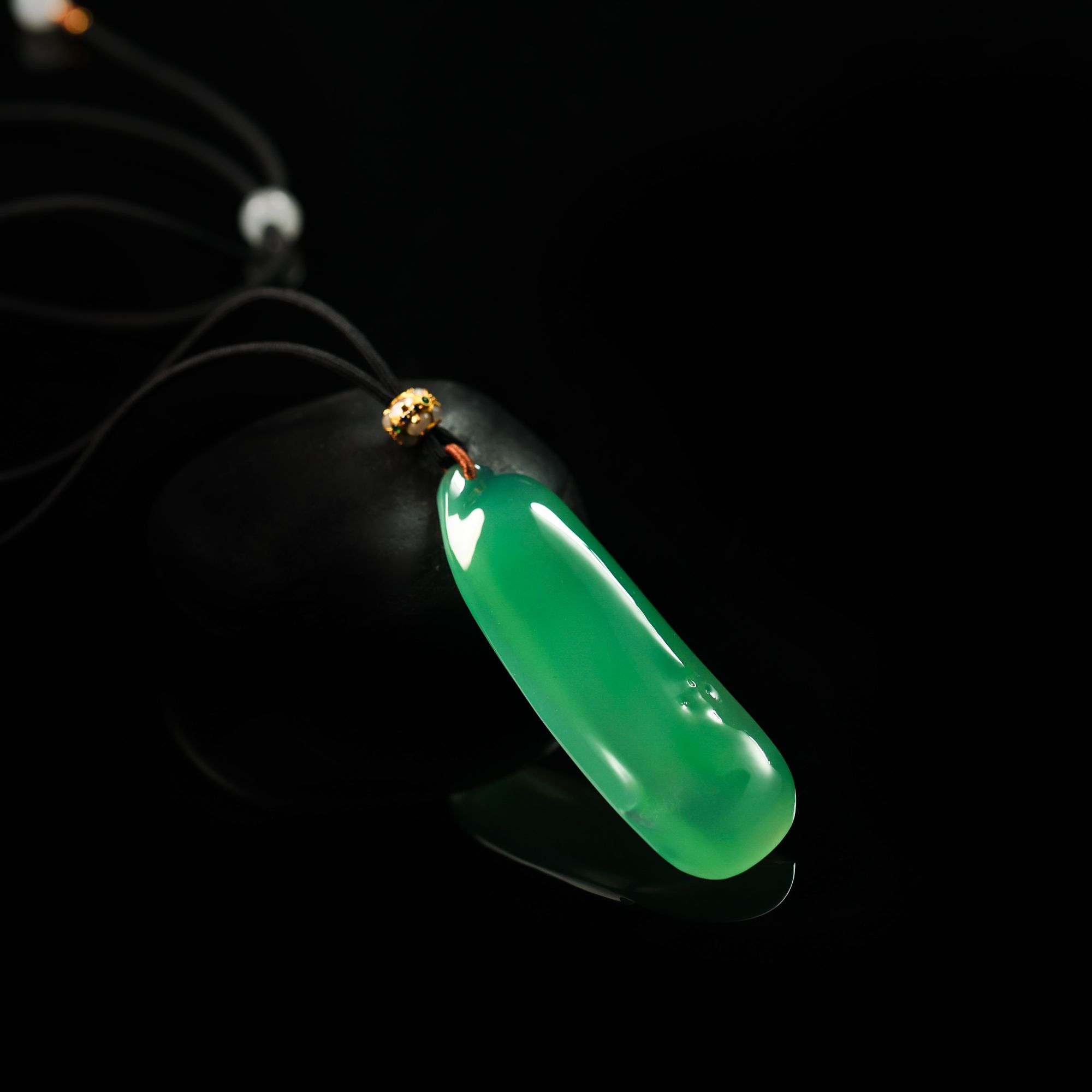 【庄家】自在系列 晴翠佛颜 冰种阳绿翡翠吊坠 尺寸：73.8-24-10.6mm