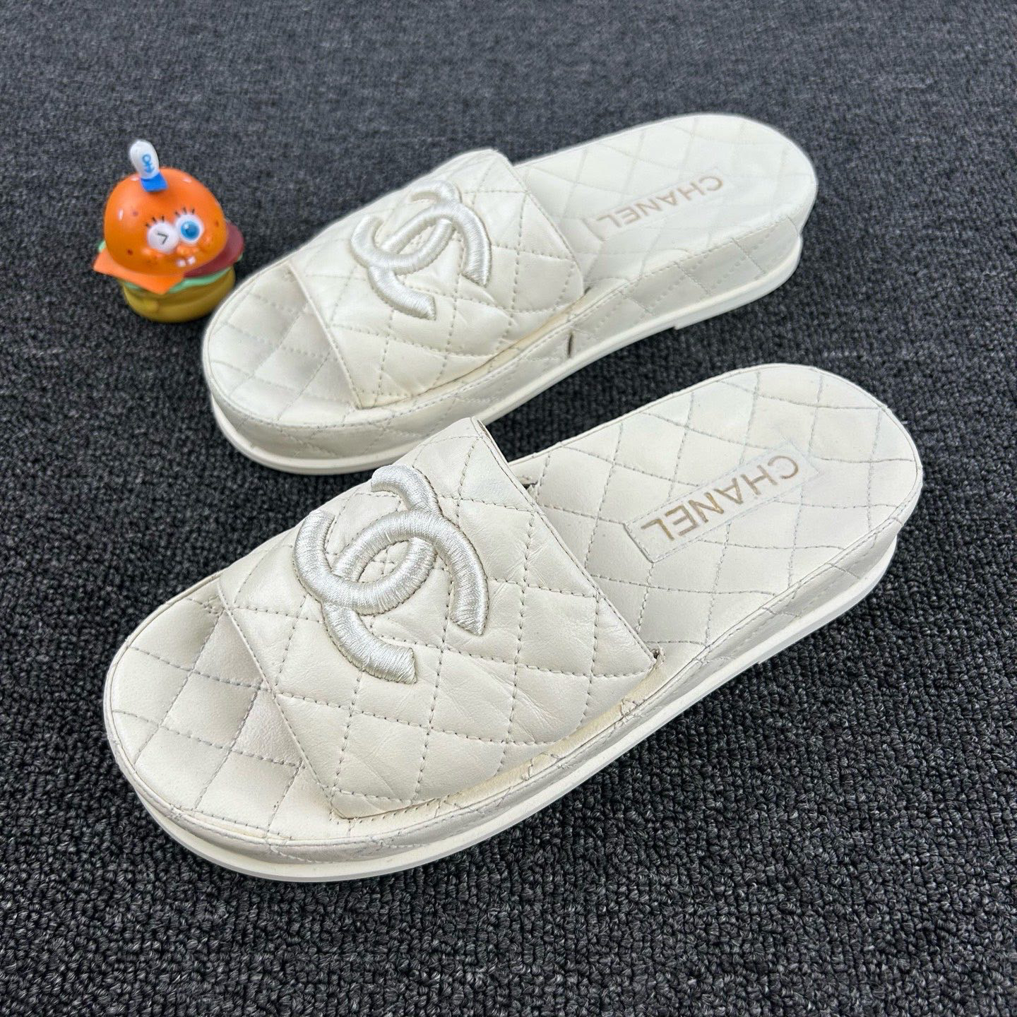 95新 Chanel/香奈儿 白色羊皮拖鞋 37码 经典双C设计 HB4124