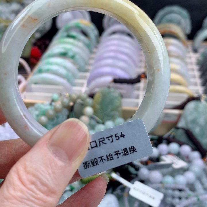 翡翠手镯未镶嵌吊坠