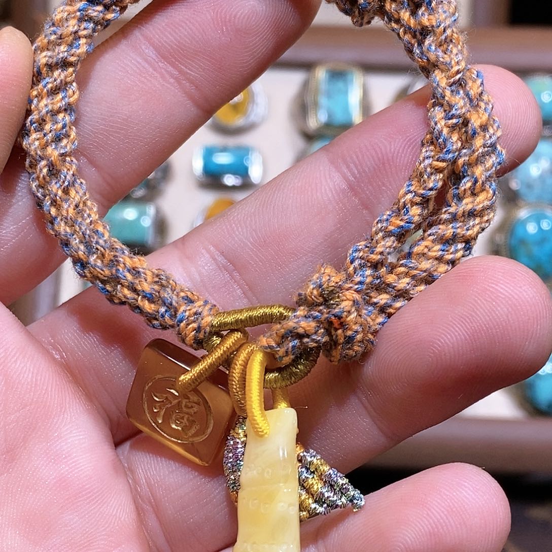 琥珀裸石未镶嵌手绳