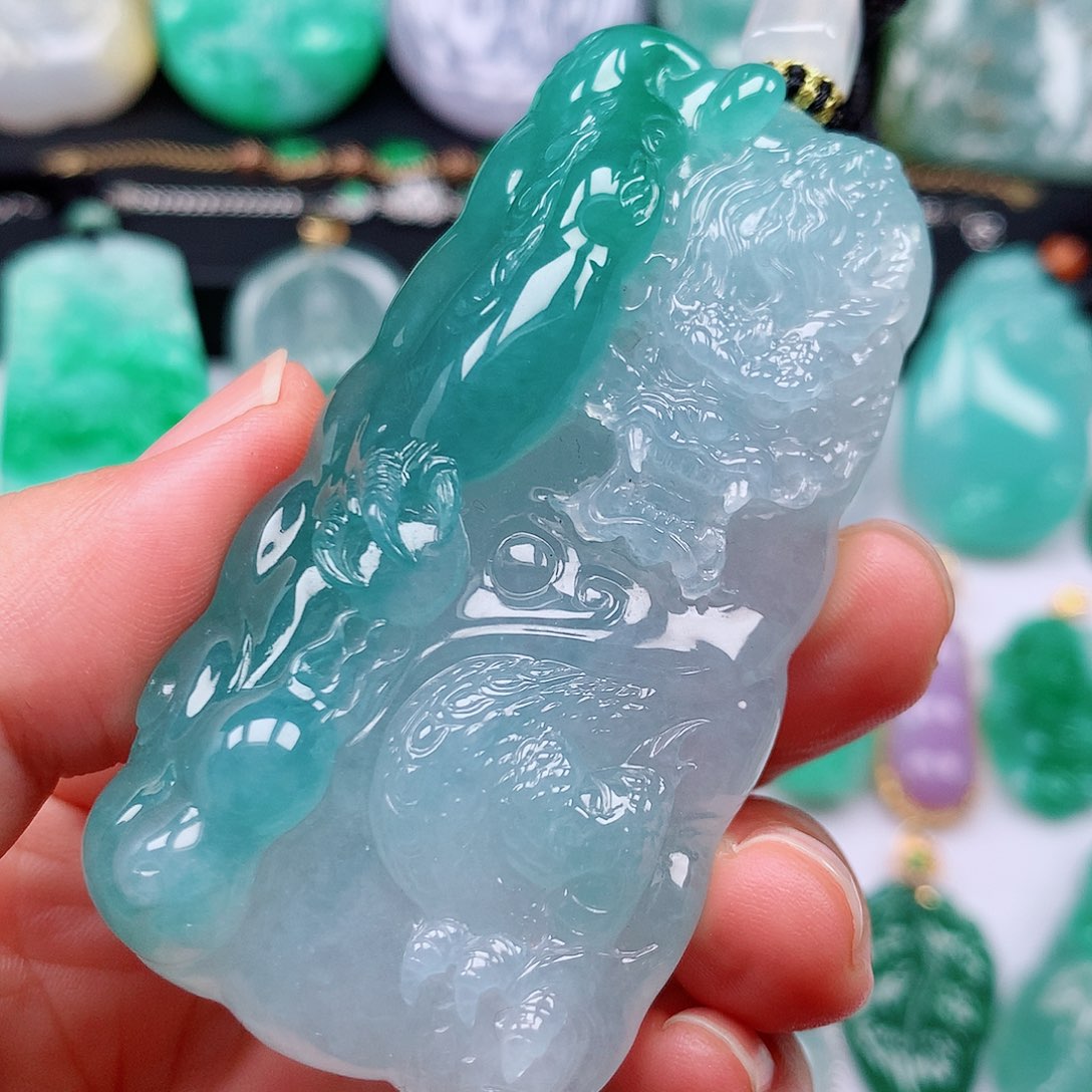 翡翠未镶嵌颈饰龙牌