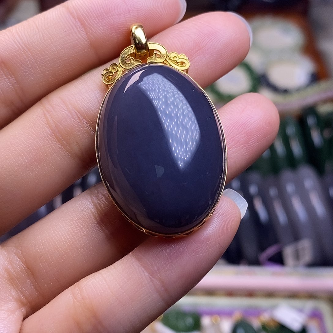 颈饰未镶嵌和田玉毕业级老坑料浓烟紫金镶鸽子蛋