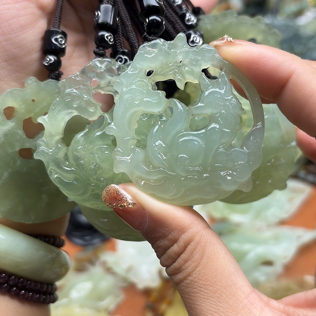 蛇纹石玉未镶嵌颈饰