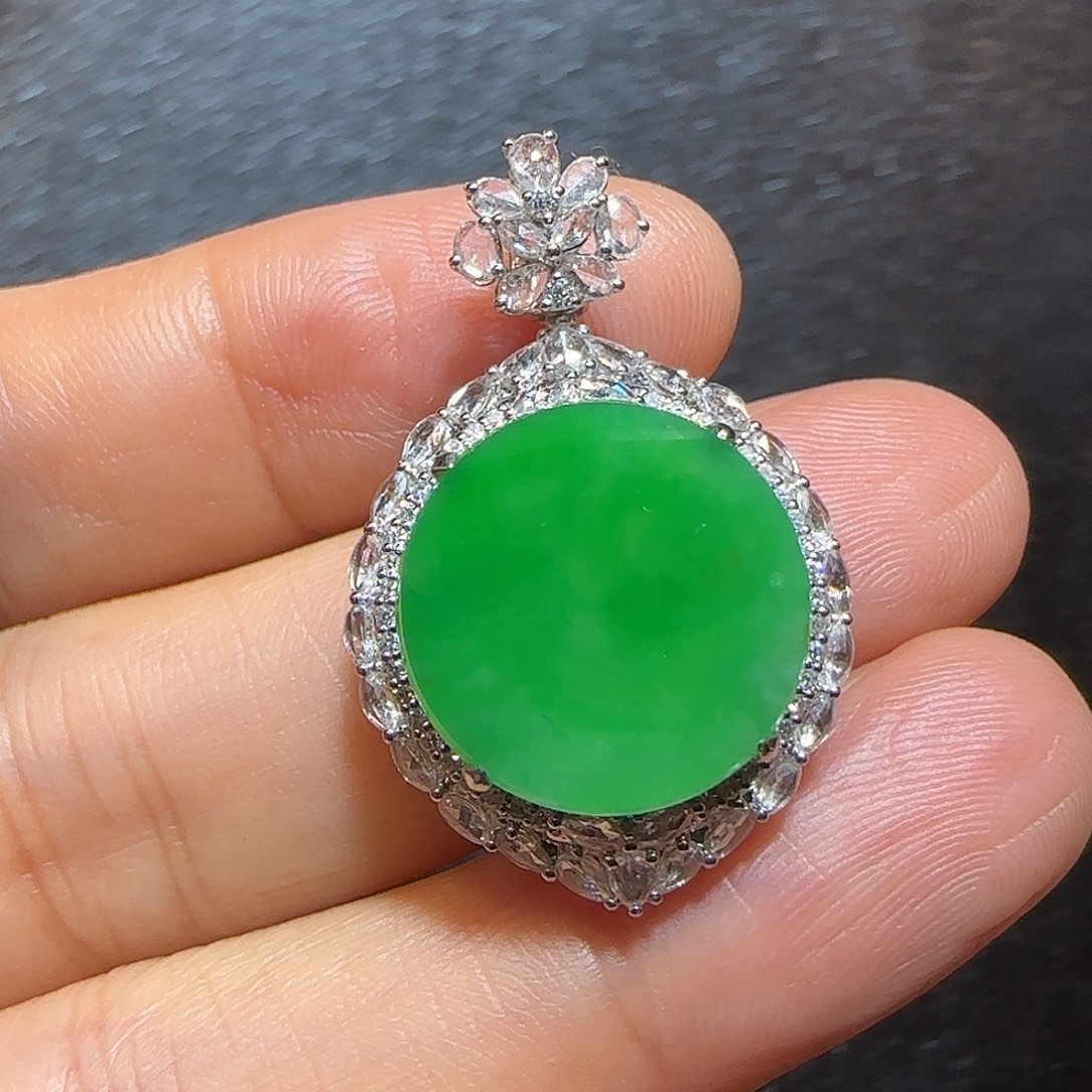 翡翠18K金镶嵌颈饰平安圆牌