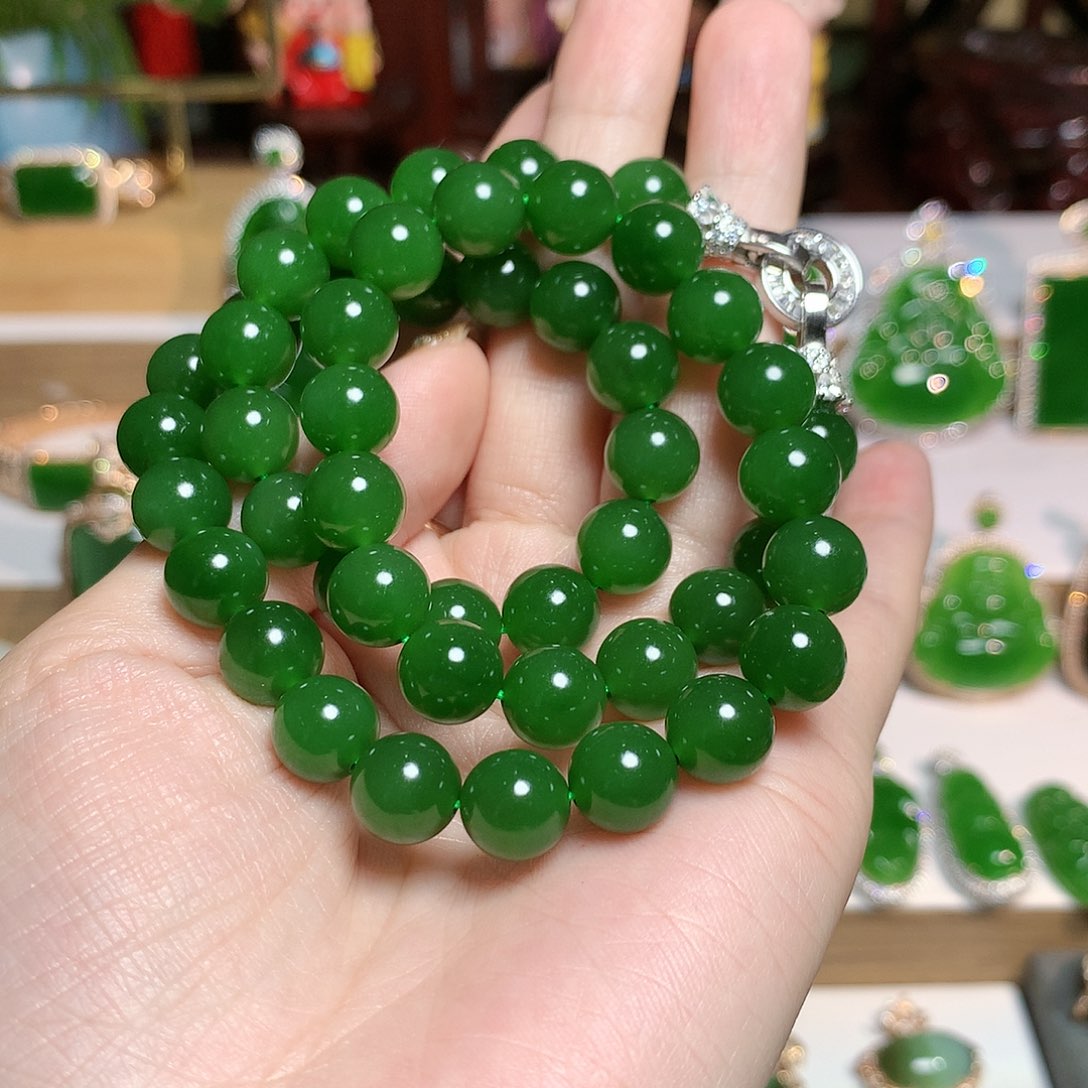 颈饰未镶嵌和田玉（碧玉）娟*