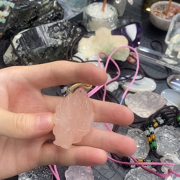 天然粉晶九尾狐未镶嵌水晶