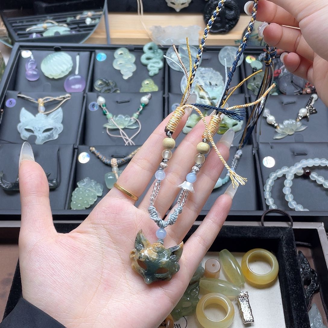 蛇纹石玉未镶嵌颈饰