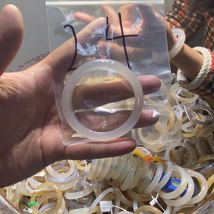 婷***️玛瑙/玉髓未镶嵌手镯24号