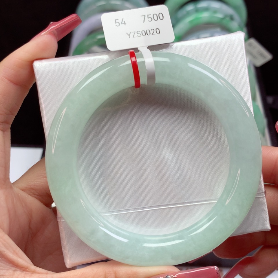 【闪购商品】翡翠手镯未镶嵌淡淡晴底胖圆条