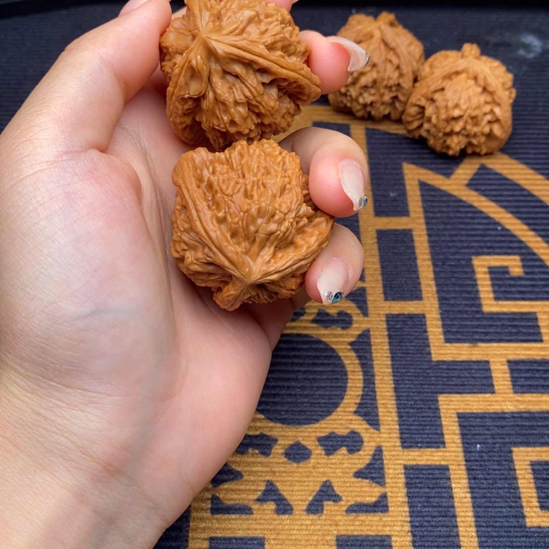 贝***号文玩核桃吊坠白狮子