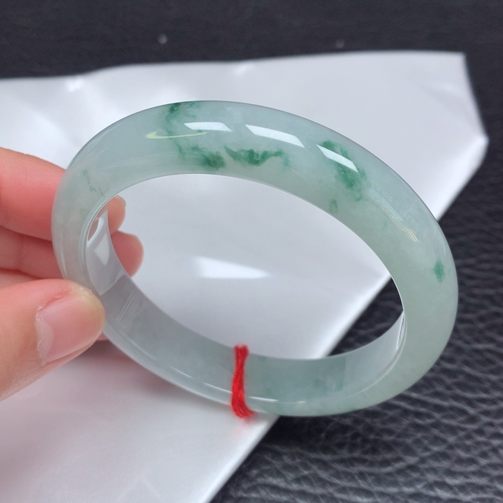 翡翠手镯未镶嵌。