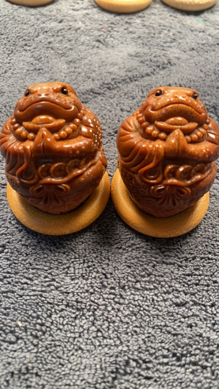 橄榄核雕刻蟾仙一对